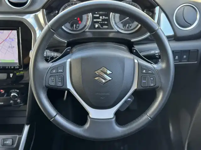 スズキ エスクード 三重県 2022(令4)年 0.6万km アイスグレーイッシュブルーメタリック/ブラック 2トーンルーフ ブラック2トーンルーフ/ブラックドアミラー/セーフティサポート/アイドリングストップ/純正8インチメモリナビ・地デジTV/・DVD/CD/・Bluetooth/レーダークルーズコントロール/車線逸脱警報機能/ブラインドスポットモニター/ホワイトステッチ入革/幾何学調エンボス入スエード調コンビシート/前席シートヒーター/純正17インチ5本ツインスポークアルミホイール/ルーフレール/ブルー加飾付LEDヘッドランプ/・オートライト/オートマチックハイビーム/LEDフロントフォグランプ/プッシュエンジンスタート/スマートキー×2