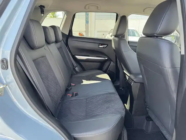 スズキ エスクード 三重県 2022(令4)年 0.6万km アイスグレーイッシュブルーメタリック/ブラック 2トーンルーフ ブラック2トーンルーフ/ブラックドアミラー/セーフティサポート/アイドリングストップ/純正8インチメモリナビ・地デジTV/・DVD/CD/・Bluetooth/レーダークルーズコントロール/車線逸脱警報機能/ブラインドスポットモニター/ホワイトステッチ入革/幾何学調エンボス入スエード調コンビシート/前席シートヒーター/純正17インチ5本ツインスポークアルミホイール/ルーフレール/ブルー加飾付LEDヘッドランプ/・オートライト/オートマチックハイビーム/LEDフロントフォグランプ/プッシュエンジンスタート/スマートキー×2