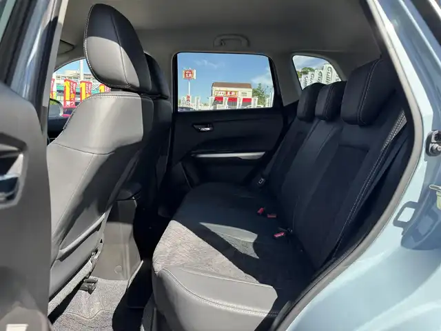 スズキ エスクード 三重県 2022(令4)年 0.6万km アイスグレーイッシュブルーメタリック/ブラック 2トーンルーフ ブラック2トーンルーフ/ブラックドアミラー/セーフティサポート/アイドリングストップ/純正8インチメモリナビ・地デジTV/・DVD/CD/・Bluetooth/レーダークルーズコントロール/車線逸脱警報機能/ブラインドスポットモニター/ホワイトステッチ入革/幾何学調エンボス入スエード調コンビシート/前席シートヒーター/純正17インチ5本ツインスポークアルミホイール/ルーフレール/ブルー加飾付LEDヘッドランプ/・オートライト/オートマチックハイビーム/LEDフロントフォグランプ/プッシュエンジンスタート/スマートキー×2