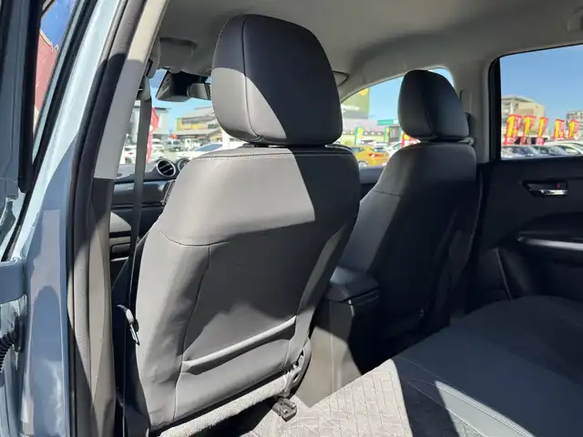 スズキ エスクード 三重県 2022(令4)年 0.6万km アイスグレーイッシュブルーメタリック/ブラック 2トーンルーフ ブラック2トーンルーフ/ブラックドアミラー/セーフティサポート/アイドリングストップ/純正8インチメモリナビ・地デジTV/・DVD/CD/・Bluetooth/レーダークルーズコントロール/車線逸脱警報機能/ブラインドスポットモニター/ホワイトステッチ入革/幾何学調エンボス入スエード調コンビシート/前席シートヒーター/純正17インチ5本ツインスポークアルミホイール/ルーフレール/ブルー加飾付LEDヘッドランプ/・オートライト/オートマチックハイビーム/LEDフロントフォグランプ/プッシュエンジンスタート/スマートキー×2