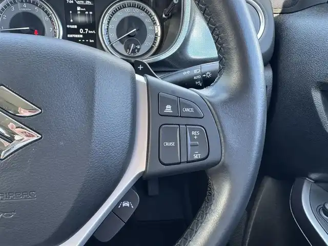 スズキ エスクード 三重県 2022(令4)年 0.6万km アイスグレーイッシュブルーメタリック/ブラック 2トーンルーフ ブラック2トーンルーフ/ブラックドアミラー/セーフティサポート/アイドリングストップ/純正8インチメモリナビ・地デジTV/・DVD/CD/・Bluetooth/レーダークルーズコントロール/車線逸脱警報機能/ブラインドスポットモニター/ホワイトステッチ入革/幾何学調エンボス入スエード調コンビシート/前席シートヒーター/純正17インチ5本ツインスポークアルミホイール/ルーフレール/ブルー加飾付LEDヘッドランプ/・オートライト/オートマチックハイビーム/LEDフロントフォグランプ/プッシュエンジンスタート/スマートキー×2