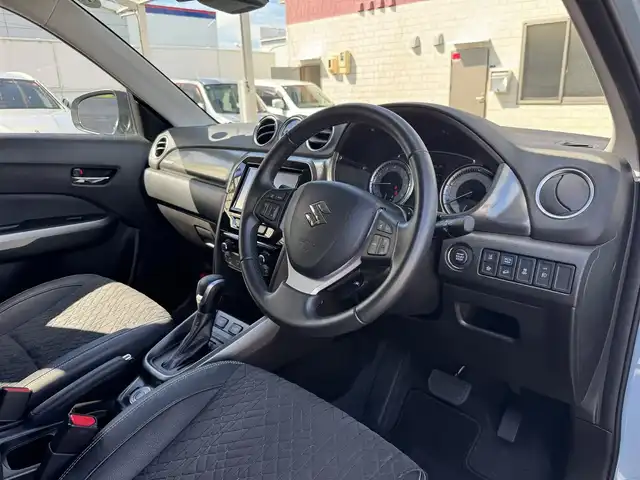 スズキ エスクード 三重県 2022(令4)年 0.6万km アイスグレーイッシュブルーメタリック/ブラック 2トーンルーフ ブラック2トーンルーフ/ブラックドアミラー/セーフティサポート/アイドリングストップ/純正8インチメモリナビ・地デジTV/・DVD/CD/・Bluetooth/レーダークルーズコントロール/車線逸脱警報機能/ブラインドスポットモニター/ホワイトステッチ入革/幾何学調エンボス入スエード調コンビシート/前席シートヒーター/純正17インチ5本ツインスポークアルミホイール/ルーフレール/ブルー加飾付LEDヘッドランプ/・オートライト/オートマチックハイビーム/LEDフロントフォグランプ/プッシュエンジンスタート/スマートキー×2