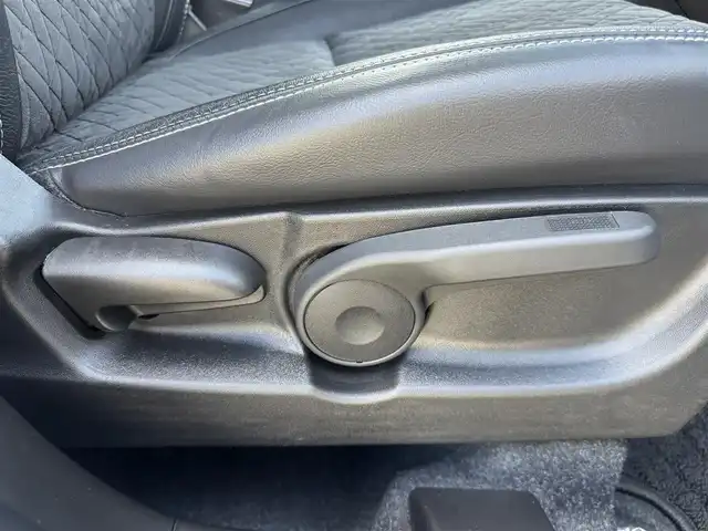 スズキ エスクード 三重県 2022(令4)年 0.6万km アイスグレーイッシュブルーメタリック/ブラック 2トーンルーフ ブラック2トーンルーフ/ブラックドアミラー/セーフティサポート/アイドリングストップ/純正8インチメモリナビ・地デジTV/・DVD/CD/・Bluetooth/レーダークルーズコントロール/車線逸脱警報機能/ブラインドスポットモニター/ホワイトステッチ入革/幾何学調エンボス入スエード調コンビシート/前席シートヒーター/純正17インチ5本ツインスポークアルミホイール/ルーフレール/ブルー加飾付LEDヘッドランプ/・オートライト/オートマチックハイビーム/LEDフロントフォグランプ/プッシュエンジンスタート/スマートキー×2