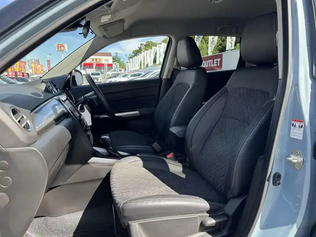 スズキ エスクード 三重県 2022(令4)年 0.6万km アイスグレーイッシュブルーメタリック/ブラック 2トーンルーフ ブラック2トーンルーフ/ブラックドアミラー/セーフティサポート/アイドリングストップ/純正8インチメモリナビ・地デジTV/・DVD/CD/・Bluetooth/レーダークルーズコントロール/車線逸脱警報機能/ブラインドスポットモニター/ホワイトステッチ入革/幾何学調エンボス入スエード調コンビシート/前席シートヒーター/純正17インチ5本ツインスポークアルミホイール/ルーフレール/ブルー加飾付LEDヘッドランプ/・オートライト/オートマチックハイビーム/LEDフロントフォグランプ/プッシュエンジンスタート/スマートキー×2