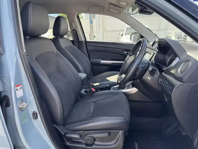 スズキ エスクード 三重県 2022(令4)年 0.6万km アイスグレーイッシュブルーメタリック/ブラック 2トーンルーフ ブラック2トーンルーフ/ブラックドアミラー/セーフティサポート/アイドリングストップ/純正8インチメモリナビ・地デジTV/・DVD/CD/・Bluetooth/レーダークルーズコントロール/車線逸脱警報機能/ブラインドスポットモニター/ホワイトステッチ入革/幾何学調エンボス入スエード調コンビシート/前席シートヒーター/純正17インチ5本ツインスポークアルミホイール/ルーフレール/ブルー加飾付LEDヘッドランプ/・オートライト/オートマチックハイビーム/LEDフロントフォグランプ/プッシュエンジンスタート/スマートキー×2