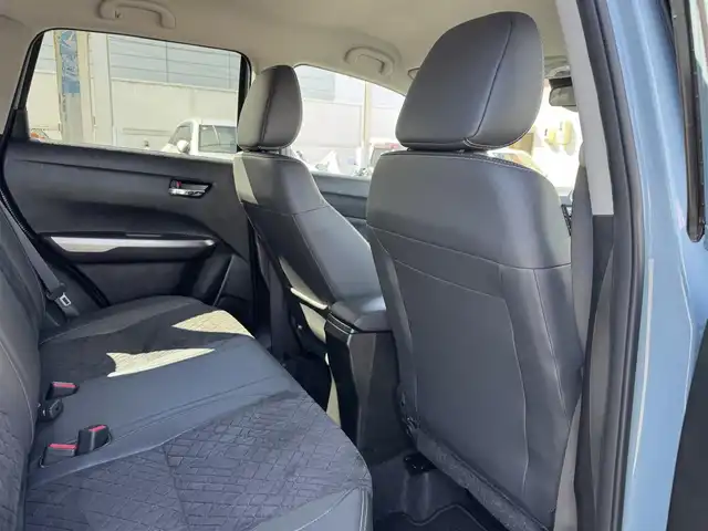 スズキ エスクード 三重県 2022(令4)年 0.6万km アイスグレーイッシュブルーメタリック/ブラック 2トーンルーフ ブラック2トーンルーフ/ブラックドアミラー/セーフティサポート/アイドリングストップ/純正8インチメモリナビ・地デジTV/・DVD/CD/・Bluetooth/レーダークルーズコントロール/車線逸脱警報機能/ブラインドスポットモニター/ホワイトステッチ入革/幾何学調エンボス入スエード調コンビシート/前席シートヒーター/純正17インチ5本ツインスポークアルミホイール/ルーフレール/ブルー加飾付LEDヘッドランプ/・オートライト/オートマチックハイビーム/LEDフロントフォグランプ/プッシュエンジンスタート/スマートキー×2