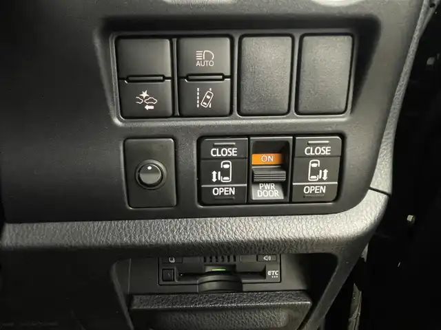 トヨタ ヴォクシー ZS 煌Ⅲ 岡山県 2020(令2)年 1.5万km ブラック 純正10インチナビ NSZN-Z68T/地デジ/Bluetooth/DVD/CD/SD/バックカメラ/両側パワースライドドア/セーフティセンス /・プリクラッシュセーフティ/・レーンディパーチャーアラート/・オートハイビーム/クルーズコントロール/ハーフレザーシート /プッシュスタート /スマートキー/純正前後ドラレコ /ビルトインETC/純正16インチアルミホイール