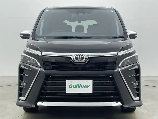 トヨタ ヴォクシー ZS 煌Ⅲ 岡山県 2020(令2)年 1.5万km ブラック 純正10インチナビ NSZN-Z68T/地デジ/Bluetooth/DVD/CD/SD/バックカメラ/両側パワースライドドア/セーフティセンス /・プリクラッシュセーフティ/・レーンディパーチャーアラート/・オートハイビーム/クルーズコントロール/ハーフレザーシート /プッシュスタート /スマートキー/純正前後ドラレコ /ビルトインETC/純正16インチアルミホイール