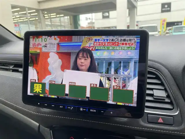 ホンダ ヴェゼル ハイブリッド RS ホンダセンシング 埼玉県 2019(令1)年 8.8万km プラチナホワイトパール /ワンオーナー//社外11型メモリナビ//フルセグTV//バックカメラ//フリップダウンモニター//アダプティブクルーズコントロール//ビルトインETC//スマートキーx2//LEDヘッドライト//LEDフォグ//前2席パワーシート//前2席シートヒーター//ハーフレザーシート//CMBS衝突軽減ブレーキ//LKAS車線維持支援システム//W.サイド.カーテンエアバッグ//ABS//横滑り防止装置//パドルシフト//革巻きステアリング//オートライト//スモークフィルム//純正18インチAW//新車時保証書//取扱説明書//ナビ取説