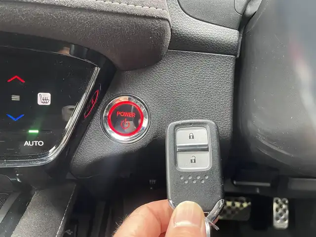 ホンダ ヴェゼル ハイブリッド RS ホンダセンシング 埼玉県 2019(令1)年 8.8万km プラチナホワイトパール /ワンオーナー//社外11型メモリナビ//フルセグTV//バックカメラ//フリップダウンモニター//アダプティブクルーズコントロール//ビルトインETC//スマートキーx2//LEDヘッドライト//LEDフォグ//前2席パワーシート//前2席シートヒーター//ハーフレザーシート//CMBS衝突軽減ブレーキ//LKAS車線維持支援システム//W.サイド.カーテンエアバッグ//ABS//横滑り防止装置//パドルシフト//革巻きステアリング//オートライト//スモークフィルム//純正18インチAW//新車時保証書//取扱説明書//ナビ取説