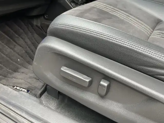 ホンダ ヴェゼル ハイブリッド RS ホンダセンシング 埼玉県 2019(令1)年 8.8万km プラチナホワイトパール /ワンオーナー//社外11型メモリナビ//フルセグTV//バックカメラ//フリップダウンモニター//アダプティブクルーズコントロール//ビルトインETC//スマートキーx2//LEDヘッドライト//LEDフォグ//前2席パワーシート//前2席シートヒーター//ハーフレザーシート//CMBS衝突軽減ブレーキ//LKAS車線維持支援システム//W.サイド.カーテンエアバッグ//ABS//横滑り防止装置//パドルシフト//革巻きステアリング//オートライト//スモークフィルム//純正18インチAW//新車時保証書//取扱説明書//ナビ取説