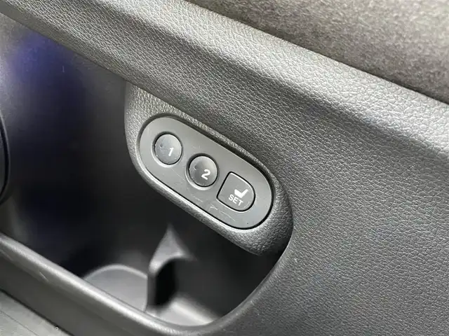 ホンダ ヴェゼル ハイブリッド RS ホンダセンシング 埼玉県 2019(令1)年 8.8万km プラチナホワイトパール /ワンオーナー//社外11型メモリナビ//フルセグTV//バックカメラ//フリップダウンモニター//アダプティブクルーズコントロール//ビルトインETC//スマートキーx2//LEDヘッドライト//LEDフォグ//前2席パワーシート//前2席シートヒーター//ハーフレザーシート//CMBS衝突軽減ブレーキ//LKAS車線維持支援システム//W.サイド.カーテンエアバッグ//ABS//横滑り防止装置//パドルシフト//革巻きステアリング//オートライト//スモークフィルム//純正18インチAW//新車時保証書//取扱説明書//ナビ取説