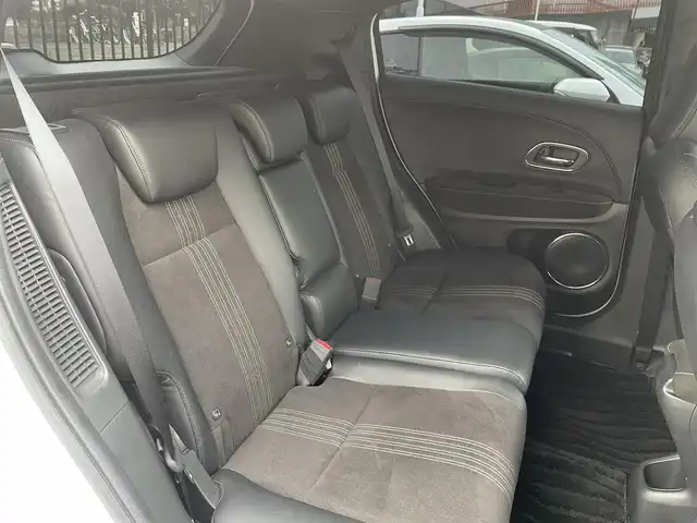 ホンダ ヴェゼル ハイブリッド RS ホンダセンシング 埼玉県 2019(令1)年 8.8万km プラチナホワイトパール /ワンオーナー//社外11型メモリナビ//フルセグTV//バックカメラ//フリップダウンモニター//アダプティブクルーズコントロール//ビルトインETC//スマートキーx2//LEDヘッドライト//LEDフォグ//前2席パワーシート//前2席シートヒーター//ハーフレザーシート//CMBS衝突軽減ブレーキ//LKAS車線維持支援システム//W.サイド.カーテンエアバッグ//ABS//横滑り防止装置//パドルシフト//革巻きステアリング//オートライト//スモークフィルム//純正18インチAW//新車時保証書//取扱説明書//ナビ取説