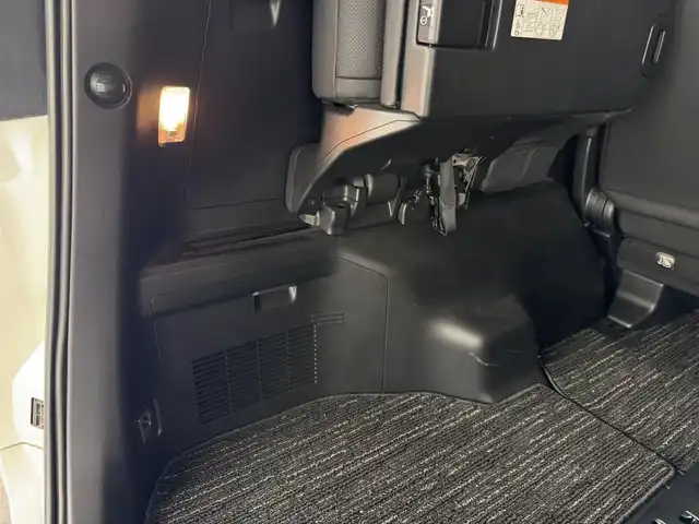 トヨタ アルファード S Cパッケージ 三重県 2020(令2)年 2.4万km ホワイトパールクリスタルシャイン ガソリン/FF/MTモード付インパネCVT/純正 9インチディスプレイオーディオ＋ナビ/（FM/AM/CD*/DVD*/USB/iPod/Bluetooth/TV/Miracast）/12.1インチ 後席モニター V12T-R68C/バックガイドモニター/両側パワースライドドア/ビルトイン ETC/Toyota Safety Sense/・プリクラッシュセーフティ/・レーントレーシングアシスト/・クリアランスソナー/・パーキングサポートブレーキ/・アダプティブハイビームシステム/・レーダークルコン/・ロードサインアシスト/・先行車発進告知機能/など/装備/・【OP】ツインムーンルーフ/・合皮シート/・パワーシート（D/N）/・エグゼクティブパワーシート（電動リクライニング＆オットマン（N/2nd））/・パワーバックドア/・シートヒーター・ベンチレーション（D/N）/・ステアリングヒーター/・オートライト/・3眼フルLEDヘッドランプ＋フロントフォグランプ/・ステアリングスイッチ/・左右・後席独立オートエアコン/・自動防眩ルームミラー/・純正18inAW/・保/取/ナビ取/マルチ取/・スマートキーx2/など