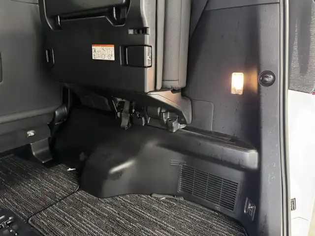 トヨタ アルファード S Cパッケージ 三重県 2020(令2)年 2.4万km ホワイトパールクリスタルシャイン ガソリン/FF/MTモード付インパネCVT/純正 9インチディスプレイオーディオ＋ナビ/（FM/AM/CD*/DVD*/USB/iPod/Bluetooth/TV/Miracast）/12.1インチ 後席モニター V12T-R68C/バックガイドモニター/両側パワースライドドア/ビルトイン ETC/Toyota Safety Sense/・プリクラッシュセーフティ/・レーントレーシングアシスト/・クリアランスソナー/・パーキングサポートブレーキ/・アダプティブハイビームシステム/・レーダークルコン/・ロードサインアシスト/・先行車発進告知機能/など/装備/・【OP】ツインムーンルーフ/・合皮シート/・パワーシート（D/N）/・エグゼクティブパワーシート（電動リクライニング＆オットマン（N/2nd））/・パワーバックドア/・シートヒーター・ベンチレーション（D/N）/・ステアリングヒーター/・オートライト/・3眼フルLEDヘッドランプ＋フロントフォグランプ/・ステアリングスイッチ/・左右・後席独立オートエアコン/・自動防眩ルームミラー/・純正18inAW/・保/取/ナビ取/マルチ取/・スマートキーx2/など