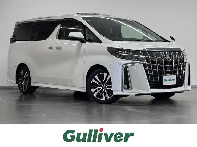 トヨタ アルファード S Cパッケージ 三重県 2020(令2)年 2.4万km ホワイトパールクリスタルシャイン ガソリン/FF/MTモード付インパネCVT/純正 9インチディスプレイオーディオ＋ナビ/（FM/AM/CD*/DVD*/USB/iPod/Bluetooth/TV/Miracast）/12.1インチ 後席モニター V12T-R68C/バックガイドモニター/両側パワースライドドア/ビルトイン ETC/Toyota Safety Sense/・プリクラッシュセーフティ/・レーントレーシングアシスト/・クリアランスソナー/・パーキングサポートブレーキ/・アダプティブハイビームシステム/・レーダークルコン/・ロードサインアシスト/・先行車発進告知機能/など/装備/・【OP】ツインムーンルーフ/・合皮シート/・パワーシート（D/N）/・エグゼクティブパワーシート（電動リクライニング＆オットマン（N/2nd））/・パワーバックドア/・シートヒーター・ベンチレーション（D/N）/・ステアリングヒーター/・オートライト/・3眼フルLEDヘッドランプ＋フロントフォグランプ/・ステアリングスイッチ/・左右・後席独立オートエアコン/・自動防眩ルームミラー/・純正18inAW/・保/取/ナビ取/マルチ取/・スマートキーx2/など