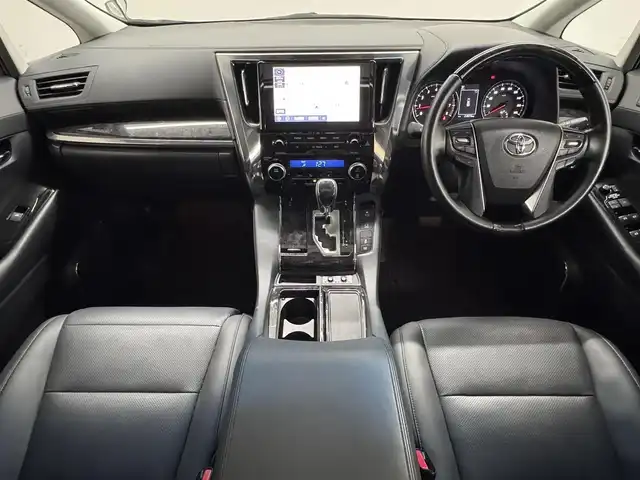 トヨタ アルファード S Cパッケージ 三重県 2020(令2)年 2.4万km ホワイトパールクリスタルシャイン ガソリン/FF/MTモード付インパネCVT/純正 9インチディスプレイオーディオ＋ナビ/（FM/AM/CD*/DVD*/USB/iPod/Bluetooth/TV/Miracast）/12.1インチ 後席モニター V12T-R68C/バックガイドモニター/両側パワースライドドア/ビルトイン ETC/Toyota Safety Sense/・プリクラッシュセーフティ/・レーントレーシングアシスト/・クリアランスソナー/・パーキングサポートブレーキ/・アダプティブハイビームシステム/・レーダークルコン/・ロードサインアシスト/・先行車発進告知機能/など/装備/・【OP】ツインムーンルーフ/・合皮シート/・パワーシート（D/N）/・エグゼクティブパワーシート（電動リクライニング＆オットマン（N/2nd））/・パワーバックドア/・シートヒーター・ベンチレーション（D/N）/・ステアリングヒーター/・オートライト/・3眼フルLEDヘッドランプ＋フロントフォグランプ/・ステアリングスイッチ/・左右・後席独立オートエアコン/・自動防眩ルームミラー/・純正18inAW/・保/取/ナビ取/マルチ取/・スマートキーx2/など