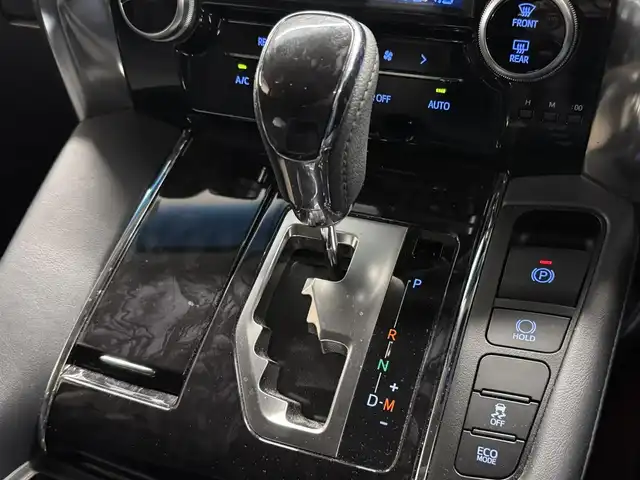 トヨタ アルファード S Cパッケージ 三重県 2020(令2)年 2.4万km ホワイトパールクリスタルシャイン ガソリン/FF/MTモード付インパネCVT/純正 9インチディスプレイオーディオ＋ナビ/（FM/AM/CD*/DVD*/USB/iPod/Bluetooth/TV/Miracast）/12.1インチ 後席モニター V12T-R68C/バックガイドモニター/両側パワースライドドア/ビルトイン ETC/Toyota Safety Sense/・プリクラッシュセーフティ/・レーントレーシングアシスト/・クリアランスソナー/・パーキングサポートブレーキ/・アダプティブハイビームシステム/・レーダークルコン/・ロードサインアシスト/・先行車発進告知機能/など/装備/・【OP】ツインムーンルーフ/・合皮シート/・パワーシート（D/N）/・エグゼクティブパワーシート（電動リクライニング＆オットマン（N/2nd））/・パワーバックドア/・シートヒーター・ベンチレーション（D/N）/・ステアリングヒーター/・オートライト/・3眼フルLEDヘッドランプ＋フロントフォグランプ/・ステアリングスイッチ/・左右・後席独立オートエアコン/・自動防眩ルームミラー/・純正18inAW/・保/取/ナビ取/マルチ取/・スマートキーx2/など