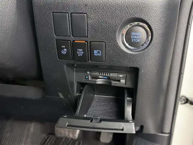 トヨタ アルファード S Cパッケージ 三重県 2020(令2)年 2.4万km ホワイトパールクリスタルシャイン ガソリン/FF/MTモード付インパネCVT/純正 9インチディスプレイオーディオ＋ナビ/（FM/AM/CD*/DVD*/USB/iPod/Bluetooth/TV/Miracast）/12.1インチ 後席モニター V12T-R68C/バックガイドモニター/両側パワースライドドア/ビルトイン ETC/Toyota Safety Sense/・プリクラッシュセーフティ/・レーントレーシングアシスト/・クリアランスソナー/・パーキングサポートブレーキ/・アダプティブハイビームシステム/・レーダークルコン/・ロードサインアシスト/・先行車発進告知機能/など/装備/・【OP】ツインムーンルーフ/・合皮シート/・パワーシート（D/N）/・エグゼクティブパワーシート（電動リクライニング＆オットマン（N/2nd））/・パワーバックドア/・シートヒーター・ベンチレーション（D/N）/・ステアリングヒーター/・オートライト/・3眼フルLEDヘッドランプ＋フロントフォグランプ/・ステアリングスイッチ/・左右・後席独立オートエアコン/・自動防眩ルームミラー/・純正18inAW/・保/取/ナビ取/マルチ取/・スマートキーx2/など