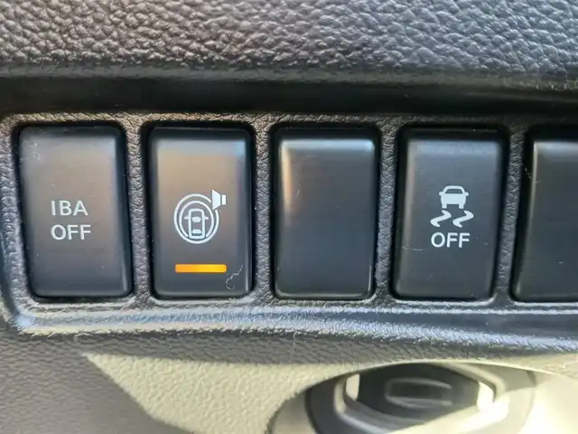 日産 スカイライン クロスオーバー 370GT Type P 富山県 2012(平24)年 9.2万km スーパーブラック インテリジェントクルコンセット/純正ナビ/フルセグTV/アラウンドビューモニター/ビルトインETC/ドライブレコーダー/全車速追従クルーズコントロール/前後ソナー機能/追突軽減機能/前方車両接近警報/車線逸脱防止支援システム/車線逸脱警報/ステアリング連動HIDヘッドランプ/オートライト/オートエアコン/革巻きステアリング/ステアリングスイッチ/ブラック革シート/前席パワーシート/シートヒーター/運転席ポジションメモリー/純正18インチアルミホイール/スマートキー/プッシュエンジンスターター/禁煙車