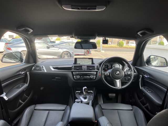 ＢＭＷ １１８ｄ Mスポーツ エディションシャドー 三重県 2019(令1)年 4.2万km アルピンホワイトⅢ ♪ターボ/インテリジェントセーフティ/レーンディパーチャーウォーニング/パークディスタンスコントロール/アクティブクルーズコントロール/純正ナビ/　・CD再生・DVD再生/　・BTオーディオ・USB/バックカメラ/スマートキー×2/プッシュスタート/黒革シート/前席シートヒーター/前席パワーシート(D席メモリ付き)/ドライブレコーダー(前後)/アイドリングストップ/コーナーセンサー/純正18インチAW/LEDヘッドライト/LEDフォグ/リアフォグ/オートライト/オートリトラクタブルミラー/ウィンカーミラー/革巻ステアリング/ステアリングスイッチ/フロアマット/スモークフィルム/ミラー型ETC/サイド/カーテンエアバック