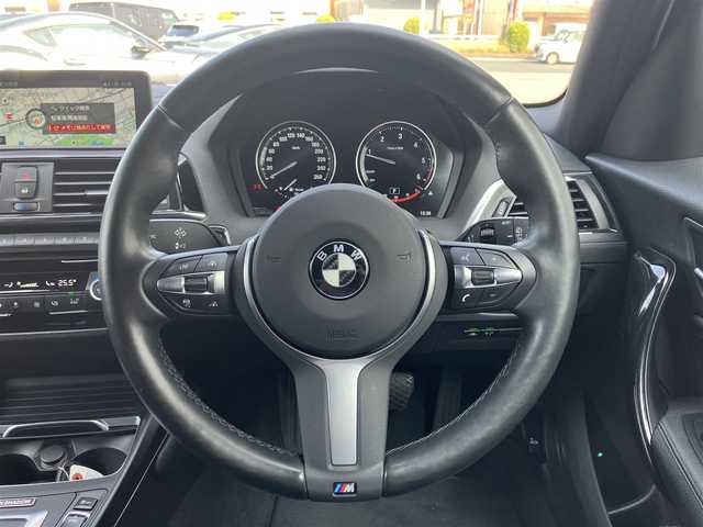 ＢＭＷ １１８ｄ Mスポーツ エディションシャドー 三重県 2019(令1)年 4.2万km アルピンホワイトⅢ ♪ターボ/インテリジェントセーフティ/レーンディパーチャーウォーニング/パークディスタンスコントロール/アクティブクルーズコントロール/純正ナビ/　・CD再生・DVD再生/　・BTオーディオ・USB/バックカメラ/スマートキー×2/プッシュスタート/黒革シート/前席シートヒーター/前席パワーシート(D席メモリ付き)/ドライブレコーダー(前後)/アイドリングストップ/コーナーセンサー/純正18インチAW/LEDヘッドライト/LEDフォグ/リアフォグ/オートライト/オートリトラクタブルミラー/ウィンカーミラー/革巻ステアリング/ステアリングスイッチ/フロアマット/スモークフィルム/ミラー型ETC/サイド/カーテンエアバック