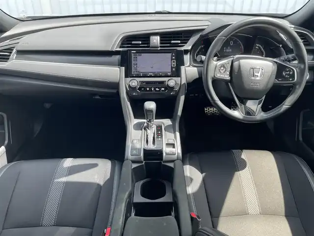 ホンダ シビック ハッチバック 熊本県 2021(令3)年 4.9万km ソニックグレーパール 純正ナビ/・AM/FM/CD/DVD/BT/SD/・フルセグTV/・バックカメラ/ホンダセンシング/・衝突軽減ブレーキ/・路外逸脱抑制機能/・アダプティブクルーズコントロール/・車線維持支援システム/・オートハイビーム/・標識認識機能/ビルトインETC2.0/ハーフレザーシート/・前席シートヒーター/・前席パワーシート/オートライト/・LEDヘッドライト/・フォグランプ/電動パーキングブレーキ/・オートホールドブレーキ/革巻きステアリング/・ステアリングスイッチ/・パドルシフト/電動格納ミラー/・ウインカーミラー/純正フロアマット/アイドリングストップ/プッシュスタート/スマートキー