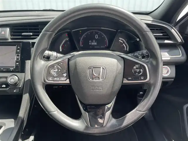 ホンダ シビック ハッチバック 熊本県 2021(令3)年 4.9万km ソニックグレーパール 純正ナビ/・AM/FM/CD/DVD/BT/SD/・フルセグTV/・バックカメラ/ホンダセンシング/・衝突軽減ブレーキ/・路外逸脱抑制機能/・アダプティブクルーズコントロール/・車線維持支援システム/・オートハイビーム/・標識認識機能/ビルトインETC2.0/ハーフレザーシート/・前席シートヒーター/・前席パワーシート/オートライト/・LEDヘッドライト/・フォグランプ/電動パーキングブレーキ/・オートホールドブレーキ/革巻きステアリング/・ステアリングスイッチ/・パドルシフト/電動格納ミラー/・ウインカーミラー/純正フロアマット/アイドリングストップ/プッシュスタート/スマートキー