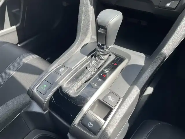 ホンダ シビック ハッチバック 熊本県 2021(令3)年 4.9万km ソニックグレーパール 純正ナビ/・AM/FM/CD/DVD/BT/SD/・フルセグTV/・バックカメラ/ホンダセンシング/・衝突軽減ブレーキ/・路外逸脱抑制機能/・アダプティブクルーズコントロール/・車線維持支援システム/・オートハイビーム/・標識認識機能/ビルトインETC2.0/ハーフレザーシート/・前席シートヒーター/・前席パワーシート/オートライト/・LEDヘッドライト/・フォグランプ/電動パーキングブレーキ/・オートホールドブレーキ/革巻きステアリング/・ステアリングスイッチ/・パドルシフト/電動格納ミラー/・ウインカーミラー/純正フロアマット/アイドリングストップ/プッシュスタート/スマートキー