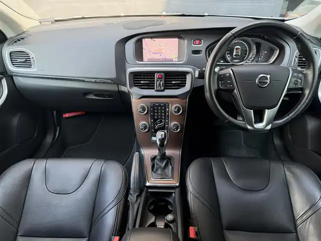 ボルボ Ｖ４０ クロスカントリー D4 サマム 和歌山県 2018(平30)年 4.3万km アイスホワイト ACC /ブラインドスポット /レーンキープアシスト /純ナビ/フルセグTV /Bカメラ /Bluetoothオーディオ /黒革シート /パワーシート /シートヒーター /前後ドラレコ /スマートキー /純17incAW /LEDヘッドライト /ETC/取扱説明書/保証書/スペアキー