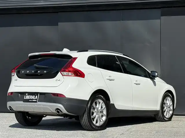 ボルボ Ｖ４０ クロスカントリー D4 サマム 和歌山県 2018(平30)年 4.3万km アイスホワイト ACC /ブラインドスポット /レーンキープアシスト /純ナビ/フルセグTV /Bカメラ /Bluetoothオーディオ /黒革シート /パワーシート /シートヒーター /前後ドラレコ /スマートキー /純17incAW /LEDヘッドライト /ETC/取扱説明書/保証書/スペアキー