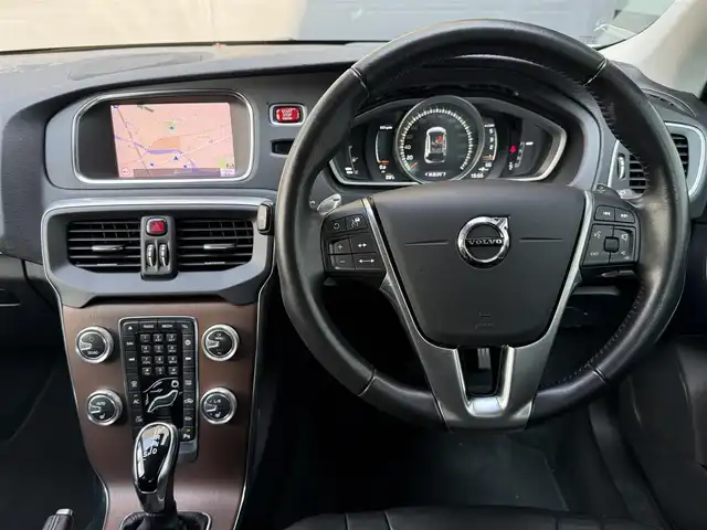 ボルボ Ｖ４０ クロスカントリー D4 サマム 和歌山県 2018(平30)年 4.3万km アイスホワイト ACC /ブラインドスポット /レーンキープアシスト /純ナビ/フルセグTV /Bカメラ /Bluetoothオーディオ /黒革シート /パワーシート /シートヒーター /前後ドラレコ /スマートキー /純17incAW /LEDヘッドライト /ETC/取扱説明書/保証書/スペアキー