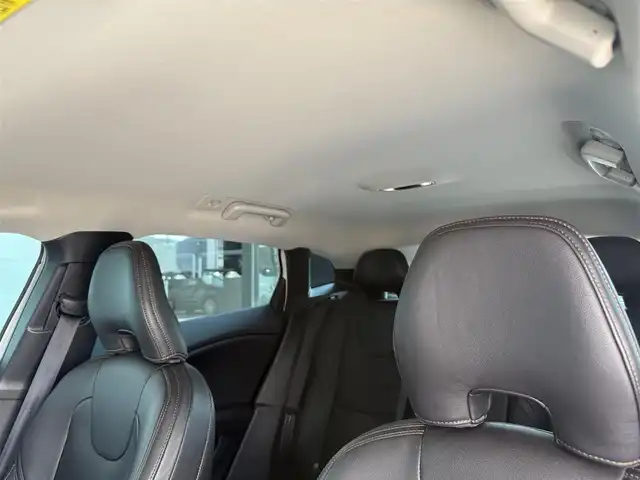ボルボ Ｖ４０ クロスカントリー D4 サマム 和歌山県 2018(平30)年 4.3万km アイスホワイト ACC /ブラインドスポット /レーンキープアシスト /純ナビ/フルセグTV /Bカメラ /Bluetoothオーディオ /黒革シート /パワーシート /シートヒーター /前後ドラレコ /スマートキー /純17incAW /LEDヘッドライト /ETC/取扱説明書/保証書/スペアキー