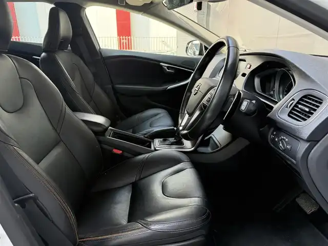 ボルボ Ｖ４０ クロスカントリー D4 サマム 和歌山県 2018(平30)年 4.3万km アイスホワイト ACC /ブラインドスポット /レーンキープアシスト /純ナビ/フルセグTV /Bカメラ /Bluetoothオーディオ /黒革シート /パワーシート /シートヒーター /前後ドラレコ /スマートキー /純17incAW /LEDヘッドライト /ETC/取扱説明書/保証書/スペアキー
