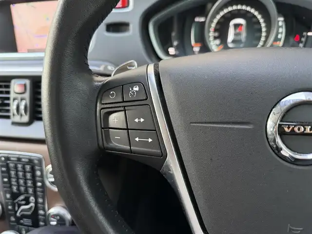 ボルボ Ｖ４０ クロスカントリー D4 サマム 和歌山県 2018(平30)年 4.3万km アイスホワイト ACC /ブラインドスポット /レーンキープアシスト /純ナビ/フルセグTV /Bカメラ /Bluetoothオーディオ /黒革シート /パワーシート /シートヒーター /前後ドラレコ /スマートキー /純17incAW /LEDヘッドライト /ETC/取扱説明書/保証書/スペアキー