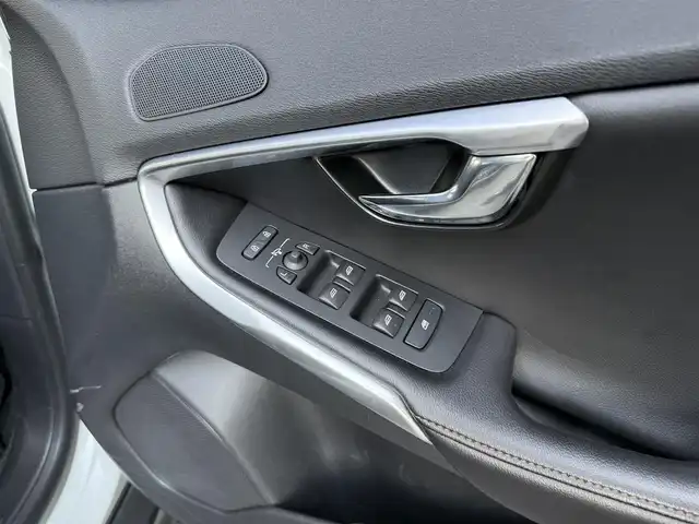 ボルボ Ｖ４０ クロスカントリー D4 サマム 和歌山県 2018(平30)年 4.3万km アイスホワイト ACC /ブラインドスポット /レーンキープアシスト /純ナビ/フルセグTV /Bカメラ /Bluetoothオーディオ /黒革シート /パワーシート /シートヒーター /前後ドラレコ /スマートキー /純17incAW /LEDヘッドライト /ETC/取扱説明書/保証書/スペアキー