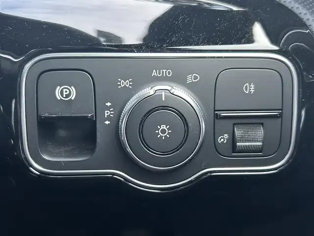 メルセデス・ベンツ ＣＬＡ２００ｄ AMGライン 静岡県 2020(令2)年 2.1万km コスモスブラック AMGライン/パノラミックサンルーフ/レーダーセーフティパッケージ/・アクティブディスタンスアシスト/・アクティブブレーキアシスト/・衝突軽減ブレーキ/・緊急回避補助システム/・渋滞時緊急ブレーキ機能/・ブラインドスポット/・レーンキープアシスト/・ステアリングアシスト/アドバンスドパッケージ/・360°カメラシステム/・ヘッドアップディスプレイ/・アドバンスドサウンドシステム/ナビゲーションパッケージ/Bluetooth/フルセグテレビ/ETC2.0/アンビエントライト(64色)/クルーズコントロール/パーキングアシスト/ハーフレザーシート/・前席シートヒーター/・前席メモリー機能付きパワーシート/純正18インチアルミホイール