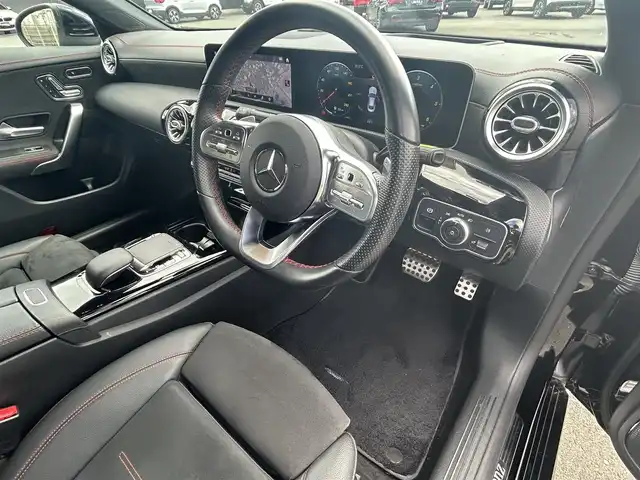 メルセデス・ベンツ ＣＬＡ２００ｄ AMGライン 静岡県 2020(令2)年 2.1万km コスモスブラック AMGライン/パノラミックサンルーフ/レーダーセーフティパッケージ/・アクティブディスタンスアシスト/・アクティブブレーキアシスト/・衝突軽減ブレーキ/・緊急回避補助システム/・渋滞時緊急ブレーキ機能/・ブラインドスポット/・レーンキープアシスト/・ステアリングアシスト/アドバンスドパッケージ/・360°カメラシステム/・ヘッドアップディスプレイ/・アドバンスドサウンドシステム/ナビゲーションパッケージ/Bluetooth/フルセグテレビ/ETC2.0/アンビエントライト(64色)/クルーズコントロール/パーキングアシスト/ハーフレザーシート/・前席シートヒーター/・前席メモリー機能付きパワーシート/純正18インチアルミホイール