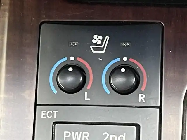 トヨタ ランドクルーザー ZX ブルーノクロス 道央・札幌 2015(平27)年 12.1万km ホワイトパールクリスタルシャイン ・ワンオーナー/・４WD/・純正HDDナビゲーション/　CD/DVD/HDD/BT/フルセグ/AUX/USB/・モデリスタエアロ（F・S・R）/・サンルーフ/・パワーバックドア/・スマートキー/・プッシュスタート/・保証書あり/・取説あり/・MTモード付AT/・クルーズコントロール/・横滑り防止装置/・前後コーナーセンサー/・全席パワーシート/・レザーシート/・前席シートヒーター/エアシート/・ステアリングヒーター/・ハイトコントロール/・電動格納サードシート/・純正フロアマット/・純正AW20インチ/・ダウンヒルアシストコントロール/・LEDヘッドライト/・フロントフォグランプ/・オートライト/・社外AW18インチスタッドレス積込/・センターコンソールクールボックス