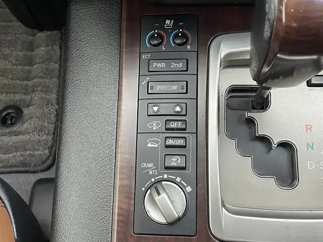 トヨタ ランドクルーザー ZX ブルーノクロス 道央・札幌 2015(平27)年 12.1万km ホワイトパールクリスタルシャイン ・ワンオーナー/・４WD/・純正HDDナビゲーション/　CD/DVD/HDD/BT/フルセグ/AUX/USB/・モデリスタエアロ（F・S・R）/・サンルーフ/・パワーバックドア/・スマートキー/・プッシュスタート/・保証書あり/・取説あり/・MTモード付AT/・クルーズコントロール/・横滑り防止装置/・前後コーナーセンサー/・全席パワーシート/・レザーシート/・前席シートヒーター/エアシート/・ステアリングヒーター/・ハイトコントロール/・電動格納サードシート/・純正フロアマット/・純正AW20インチ/・ダウンヒルアシストコントロール/・LEDヘッドライト/・フロントフォグランプ/・オートライト/・社外AW18インチスタッドレス積込/・センターコンソールクールボックス