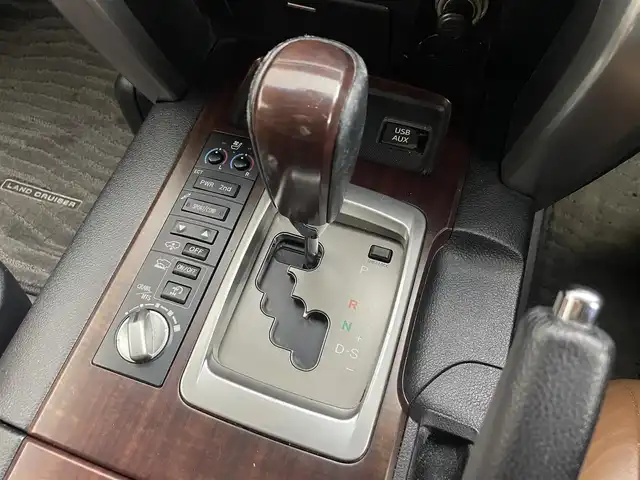 トヨタ ランドクルーザー ZX ブルーノクロス 道央・札幌 2015(平27)年 12.1万km ホワイトパールクリスタルシャイン ・ワンオーナー/・４WD/・純正HDDナビゲーション/　CD/DVD/HDD/BT/フルセグ/AUX/USB/・モデリスタエアロ（F・S・R）/・サンルーフ/・パワーバックドア/・スマートキー/・プッシュスタート/・保証書あり/・取説あり/・MTモード付AT/・クルーズコントロール/・横滑り防止装置/・前後コーナーセンサー/・全席パワーシート/・レザーシート/・前席シートヒーター/エアシート/・ステアリングヒーター/・ハイトコントロール/・電動格納サードシート/・純正フロアマット/・純正AW20インチ/・ダウンヒルアシストコントロール/・LEDヘッドライト/・フロントフォグランプ/・オートライト/・社外AW18インチスタッドレス積込/・センターコンソールクールボックス