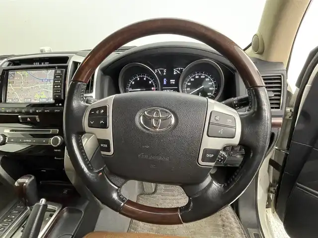 トヨタ ランドクルーザー ZX ブルーノクロス 道央・札幌 2015(平27)年 12.1万km ホワイトパールクリスタルシャイン ・ワンオーナー/・４WD/・純正HDDナビゲーション/　CD/DVD/HDD/BT/フルセグ/AUX/USB/・モデリスタエアロ（F・S・R）/・サンルーフ/・パワーバックドア/・スマートキー/・プッシュスタート/・保証書あり/・取説あり/・MTモード付AT/・クルーズコントロール/・横滑り防止装置/・前後コーナーセンサー/・全席パワーシート/・レザーシート/・前席シートヒーター/エアシート/・ステアリングヒーター/・ハイトコントロール/・電動格納サードシート/・純正フロアマット/・純正AW20インチ/・ダウンヒルアシストコントロール/・LEDヘッドライト/・フロントフォグランプ/・オートライト/・社外AW18インチスタッドレス積込/・センターコンソールクールボックス