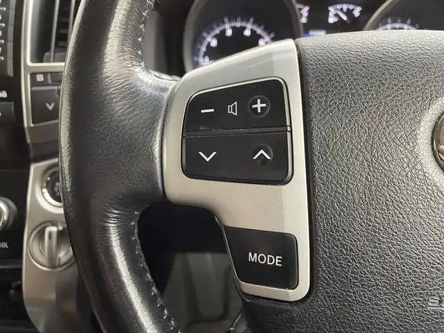 トヨタ ランドクルーザー ZX ブルーノクロス 道央・札幌 2015(平27)年 12.1万km ホワイトパールクリスタルシャイン ・ワンオーナー/・４WD/・純正HDDナビゲーション/　CD/DVD/HDD/BT/フルセグ/AUX/USB/・モデリスタエアロ（F・S・R）/・サンルーフ/・パワーバックドア/・スマートキー/・プッシュスタート/・保証書あり/・取説あり/・MTモード付AT/・クルーズコントロール/・横滑り防止装置/・前後コーナーセンサー/・全席パワーシート/・レザーシート/・前席シートヒーター/エアシート/・ステアリングヒーター/・ハイトコントロール/・電動格納サードシート/・純正フロアマット/・純正AW20インチ/・ダウンヒルアシストコントロール/・LEDヘッドライト/・フロントフォグランプ/・オートライト/・社外AW18インチスタッドレス積込/・センターコンソールクールボックス