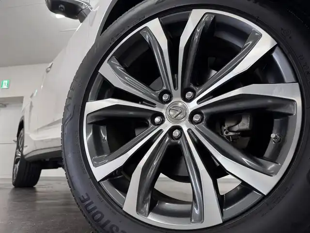 レクサス ＲＸ 450h バージョンL 三重県 2016(平28)年 2.1万km ソニッククォーツ ハイブリッド/FF/MTモード付フロアCVT/12.3型ナビ/（AM/FM/CD/DVD/Blu-ray/SDREC/SD/USB/Bluetooth/AUX/TV）/パノラミックビューモニター（シースルービュー機能付）/ドライブレコーダー 前方/ETC2.0/LEXUS Safety System＋/●プリクラッシュセーフティ/●レーンキーピングアシスト/●レーダークルコン（全車速追従機能付）/●オートハイビーム/・ブラインドスポットモニター＆リヤクロストラフィックアラート・オートブレーキ/・ロードサインアシスト/・先行車発進告知機能/装備/・【OP】電動ムーンルーフ/・3眼LEDヘッドランプ/・セミアニリン本革シート（黒）/・メモリー＆4way電動ランバーサポート付10wayパワーシート（D/N）/・セカンドパワーシート・電動格納機能/・シートヒーター（D/N/2nd左右）＆ベンチレーション（D/N）/・ステアリングヒーター/・タッチレスパワーバックドア/・AC100Vコンセント（100W）/・カラーヘッドアップディスプレイ/・電動チルト&テレスコピックステアリング/・左右独立オートエアコン/・純正20インチAW/・スマートキーx2、カードキーx1/など