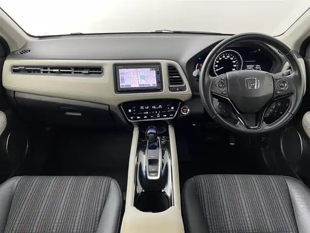 ホンダ ヴェゼル ハイブリッド 道央・札幌 2017(平29)年 6.7万km ホワイトオーキッドパール ・４WD/・寒冷地仕様/・純正SDナビゲーション/　CD/DVD/SD/BT/ワンセグ/USB/iPod/・社外前方録画ドライブレコーダー/・バックカメラ/・ビルトインETC/・ホンダセンシング/・衝突軽減ブレーキ/・レーンキープアシスト/・レーダークルーズコントロール/・先行車発進通知/・横滑り防止装置/・ハーフレザーシート/・前席シートヒーター/・LEDヘッドライト/・フロントフォグライト/・オートライト/・ステアリングスイッチ/・スマートキー/・プッシュスタート/・パドルシフト/・純正フロアマット/・チップアップシート/・純正AW17インチ/・ドアバイザー