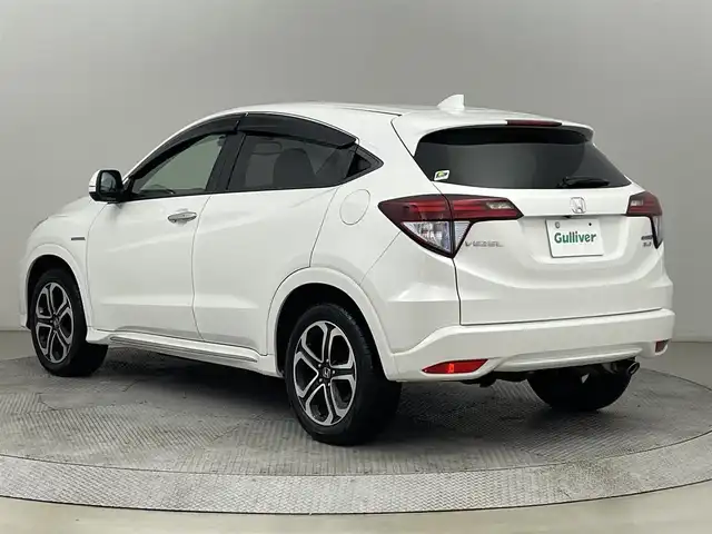 ホンダ ヴェゼル ハイブリッド 道央・札幌 2017(平29)年 6.7万km ホワイトオーキッドパール ・４WD/・寒冷地仕様/・純正SDナビゲーション/　CD/DVD/SD/BT/ワンセグ/USB/iPod/・社外前方録画ドライブレコーダー/・バックカメラ/・ビルトインETC/・ホンダセンシング/・衝突軽減ブレーキ/・レーンキープアシスト/・レーダークルーズコントロール/・先行車発進通知/・横滑り防止装置/・ハーフレザーシート/・前席シートヒーター/・LEDヘッドライト/・フロントフォグライト/・オートライト/・ステアリングスイッチ/・スマートキー/・プッシュスタート/・パドルシフト/・純正フロアマット/・チップアップシート/・純正AW17インチ/・ドアバイザー