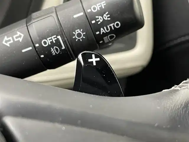 ホンダ ヴェゼル ハイブリッド 道央・札幌 2017(平29)年 6.7万km ホワイトオーキッドパール ・４WD/・寒冷地仕様/・純正SDナビゲーション/　CD/DVD/SD/BT/ワンセグ/USB/iPod/・社外前方録画ドライブレコーダー/・バックカメラ/・ビルトインETC/・ホンダセンシング/・衝突軽減ブレーキ/・レーンキープアシスト/・レーダークルーズコントロール/・先行車発進通知/・横滑り防止装置/・ハーフレザーシート/・前席シートヒーター/・LEDヘッドライト/・フロントフォグライト/・オートライト/・ステアリングスイッチ/・スマートキー/・プッシュスタート/・パドルシフト/・純正フロアマット/・チップアップシート/・純正AW17インチ/・ドアバイザー