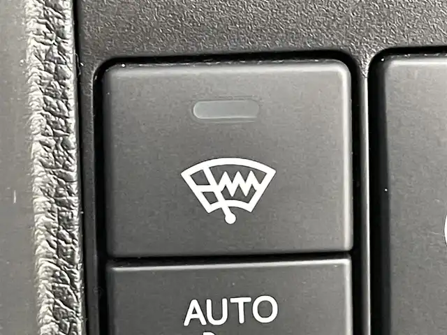 ホンダ ヴェゼル ハイブリッド 道央・札幌 2017(平29)年 6.7万km ホワイトオーキッドパール ・４WD/・寒冷地仕様/・純正SDナビゲーション/　CD/DVD/SD/BT/ワンセグ/USB/iPod/・社外前方録画ドライブレコーダー/・バックカメラ/・ビルトインETC/・ホンダセンシング/・衝突軽減ブレーキ/・レーンキープアシスト/・レーダークルーズコントロール/・先行車発進通知/・横滑り防止装置/・ハーフレザーシート/・前席シートヒーター/・LEDヘッドライト/・フロントフォグライト/・オートライト/・ステアリングスイッチ/・スマートキー/・プッシュスタート/・パドルシフト/・純正フロアマット/・チップアップシート/・純正AW17インチ/・ドアバイザー