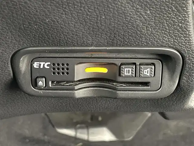 ホンダ ヴェゼル ハイブリッド 道央・札幌 2017(平29)年 6.7万km ホワイトオーキッドパール ・４WD/・寒冷地仕様/・純正SDナビゲーション/　CD/DVD/SD/BT/ワンセグ/USB/iPod/・社外前方録画ドライブレコーダー/・バックカメラ/・ビルトインETC/・ホンダセンシング/・衝突軽減ブレーキ/・レーンキープアシスト/・レーダークルーズコントロール/・先行車発進通知/・横滑り防止装置/・ハーフレザーシート/・前席シートヒーター/・LEDヘッドライト/・フロントフォグライト/・オートライト/・ステアリングスイッチ/・スマートキー/・プッシュスタート/・パドルシフト/・純正フロアマット/・チップアップシート/・純正AW17インチ/・ドアバイザー