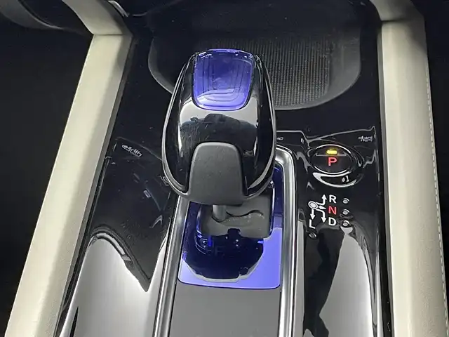 ホンダ ヴェゼル ハイブリッド 道央・札幌 2017(平29)年 6.7万km ホワイトオーキッドパール ・４WD/・寒冷地仕様/・純正SDナビゲーション/　CD/DVD/SD/BT/ワンセグ/USB/iPod/・社外前方録画ドライブレコーダー/・バックカメラ/・ビルトインETC/・ホンダセンシング/・衝突軽減ブレーキ/・レーンキープアシスト/・レーダークルーズコントロール/・先行車発進通知/・横滑り防止装置/・ハーフレザーシート/・前席シートヒーター/・LEDヘッドライト/・フロントフォグライト/・オートライト/・ステアリングスイッチ/・スマートキー/・プッシュスタート/・パドルシフト/・純正フロアマット/・チップアップシート/・純正AW17インチ/・ドアバイザー